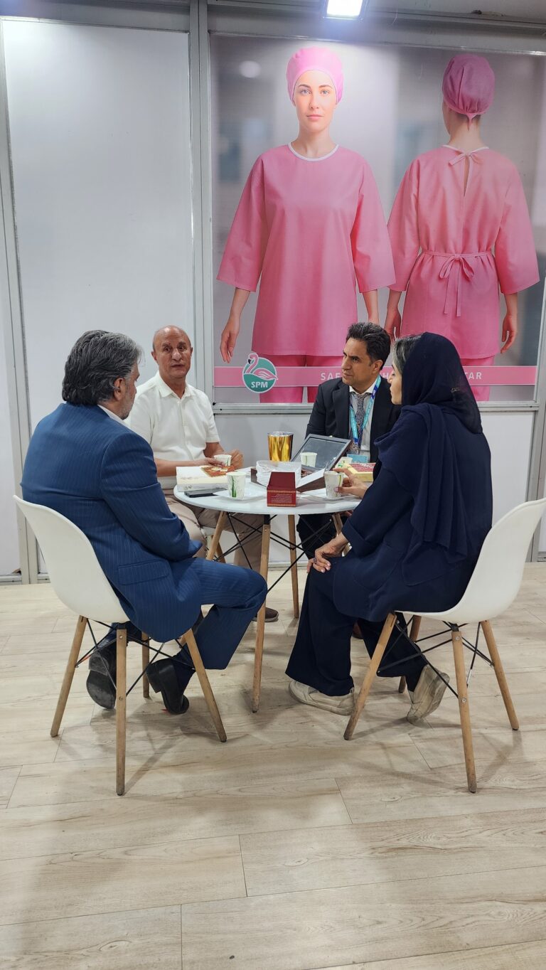 مذاکره تجاری در غرفه سیف پوشان