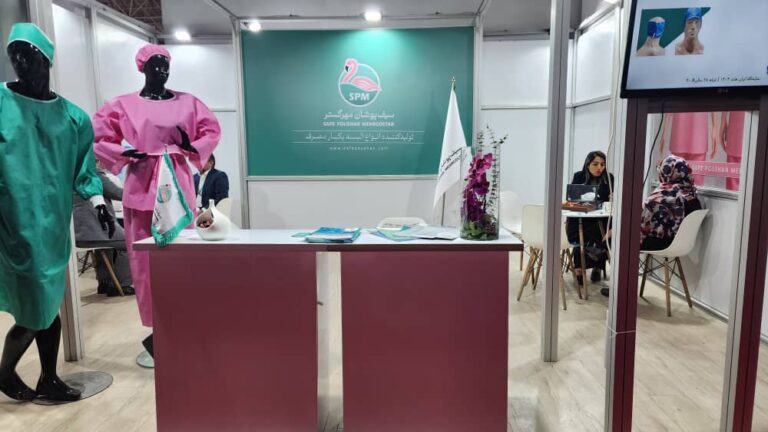 نمای غرفه سیف پوشان با گانهای جراحی در نمایشگاه ایران هلث