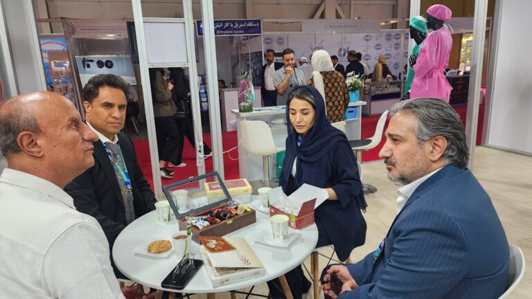 جلسه کاری با بازدیدکنندگان در غرفه سیف پوشان